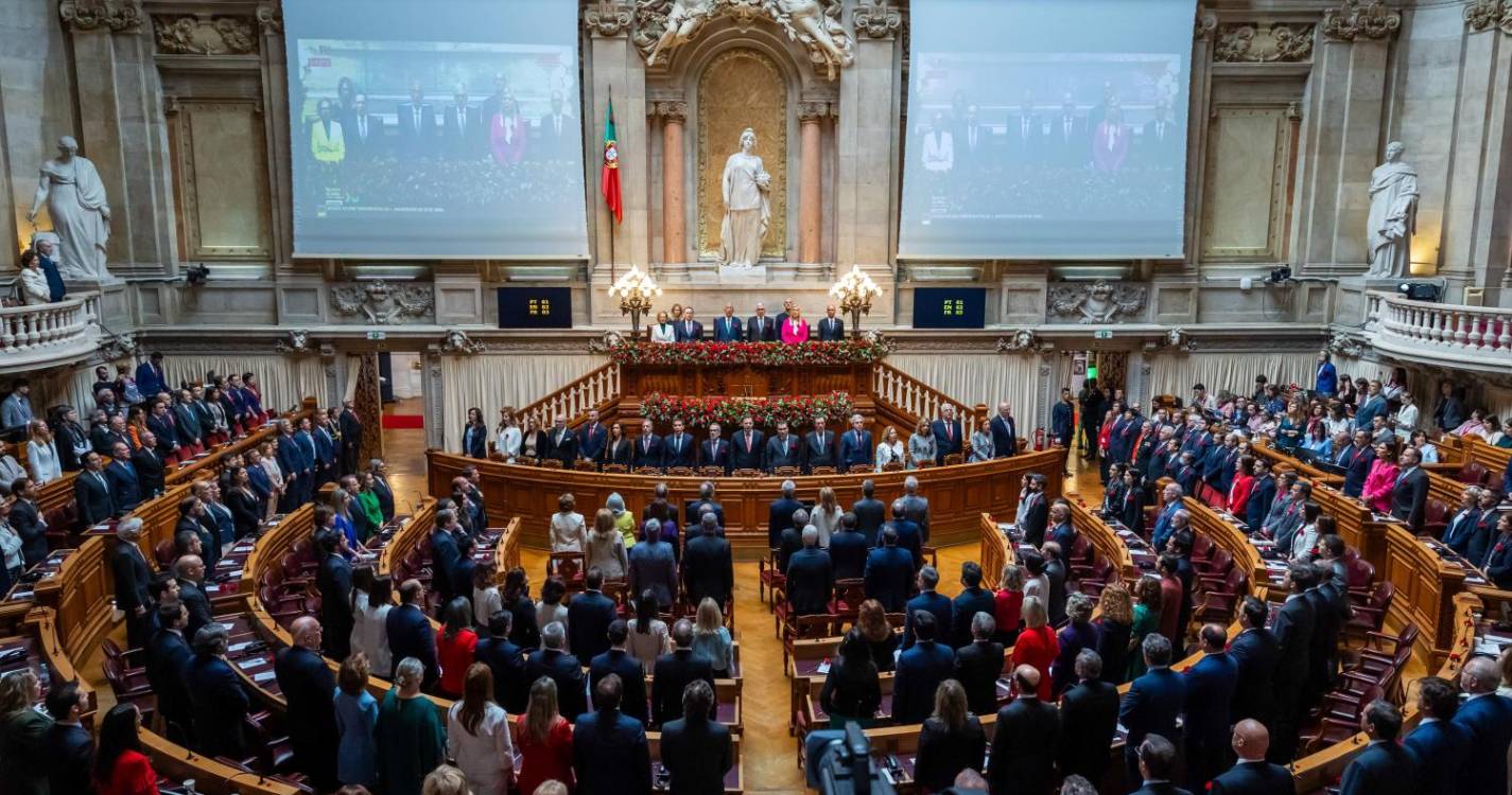 25 Abril: Marcelo de cravo na lapela na sessão dos 50 anos com Cavaco e Durão