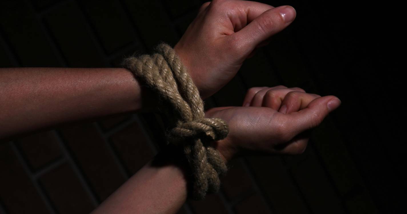 Dois jovens sequestrados em Lisboa e coagidos a realizar transferências bancárias