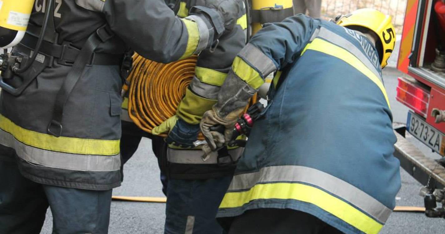 Anexo de residência consumido pelas chamas no Garajau