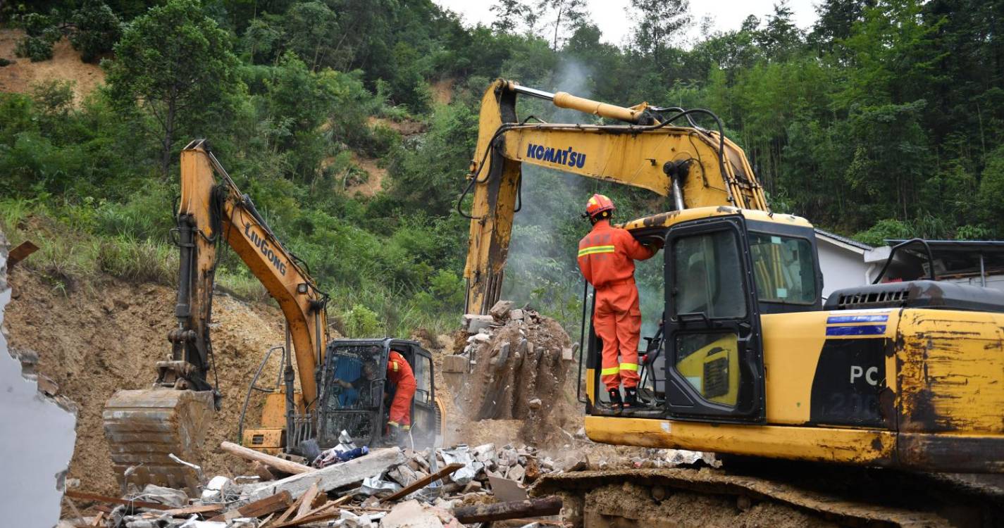 Oito mortos no centro da China na sequência de fortes chuvas