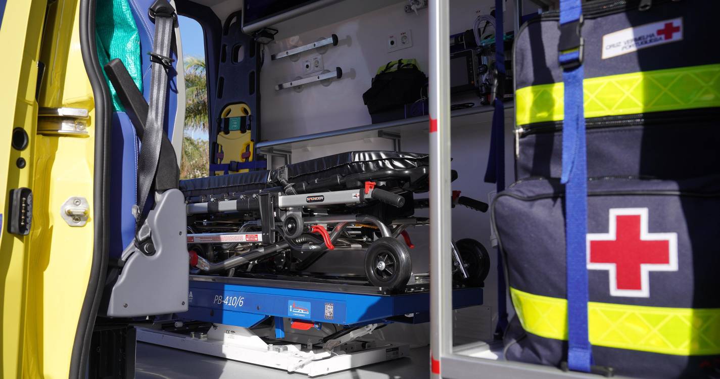 Idosa ferida em resultado de queda na casa de banho