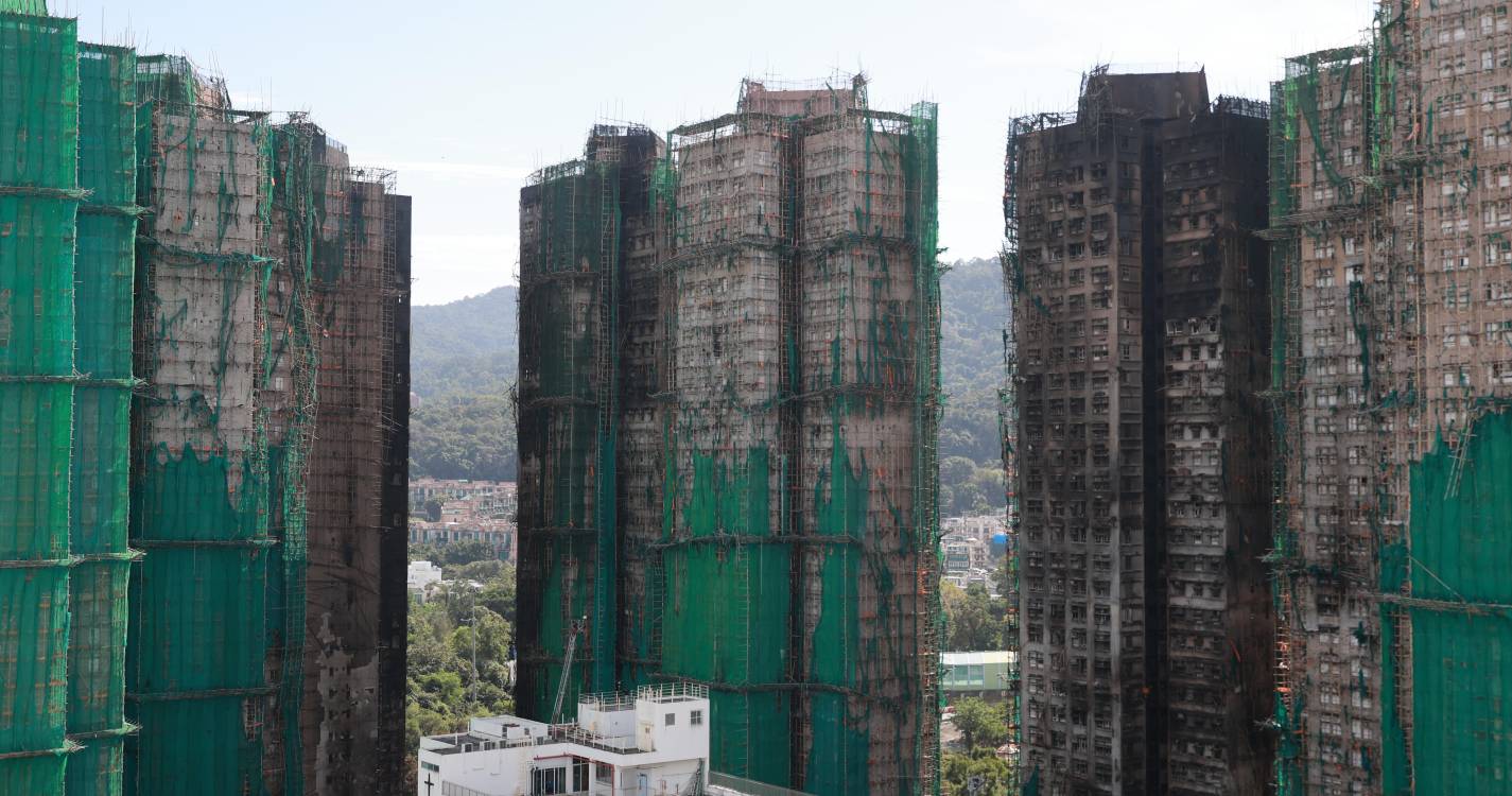 Autoridades de Hong Kong elevam para 128 balanço de mortos em incêndio