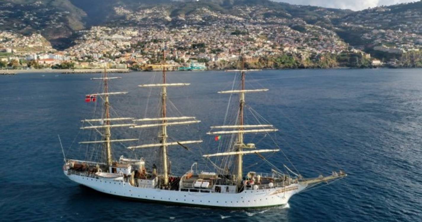 Quinta-feira regista movimento de veleiros na baía funchalense (com fotos)