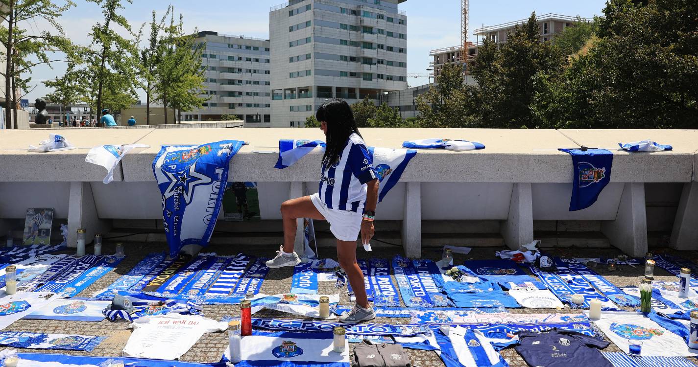 Milhares de adeptos em fila no Estádio do Dragão para se despedirem de Jorge Costa (com fotos)