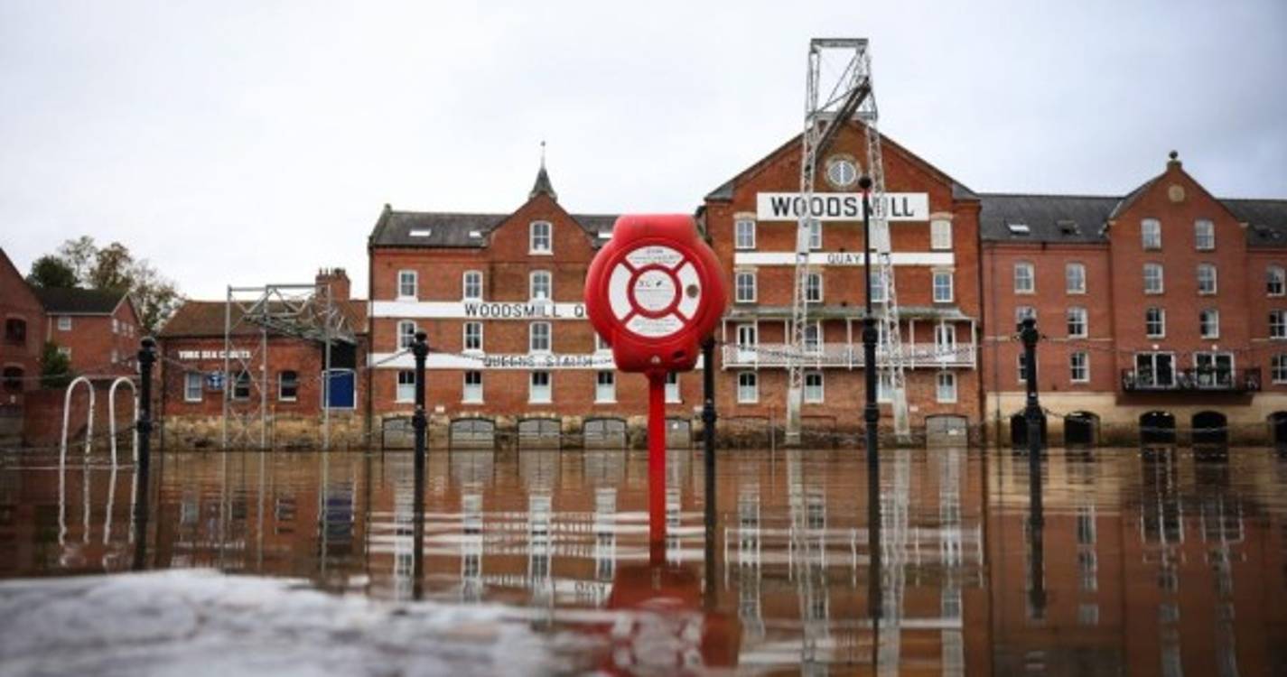 Tempestade Ciarán deverá ter originado os ventos mais fortes registados em décadas (com fotos)