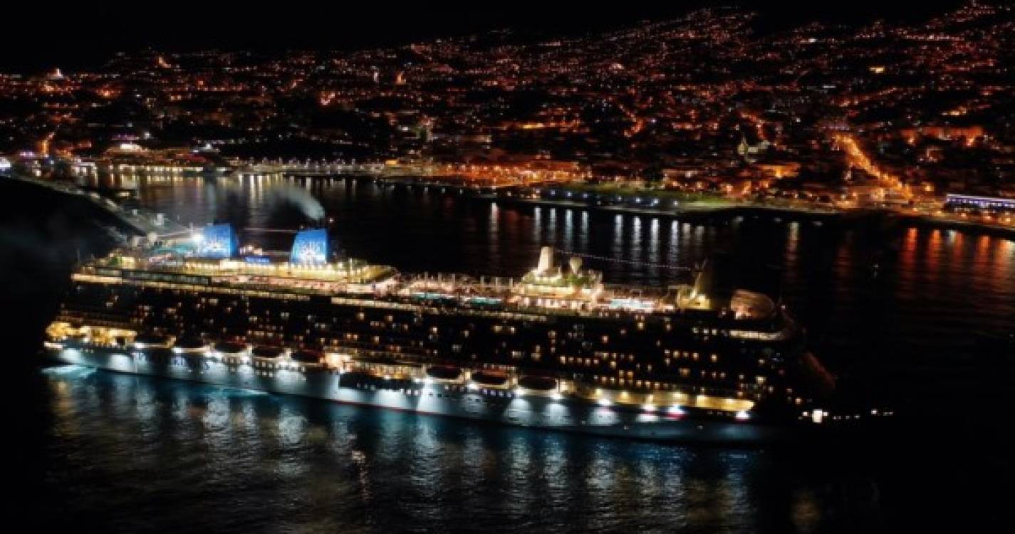 Aidaluna e Britannia ‘iluminam’ Pontinha do Funchal (com fotos)