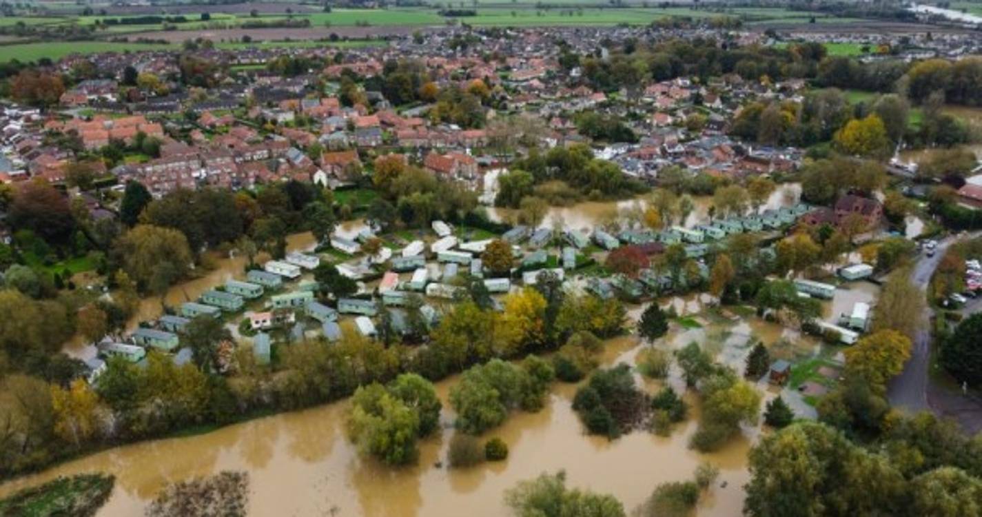Tempestade Ciarán deverá ter originado os ventos mais fortes registados em décadas (com fotos)
