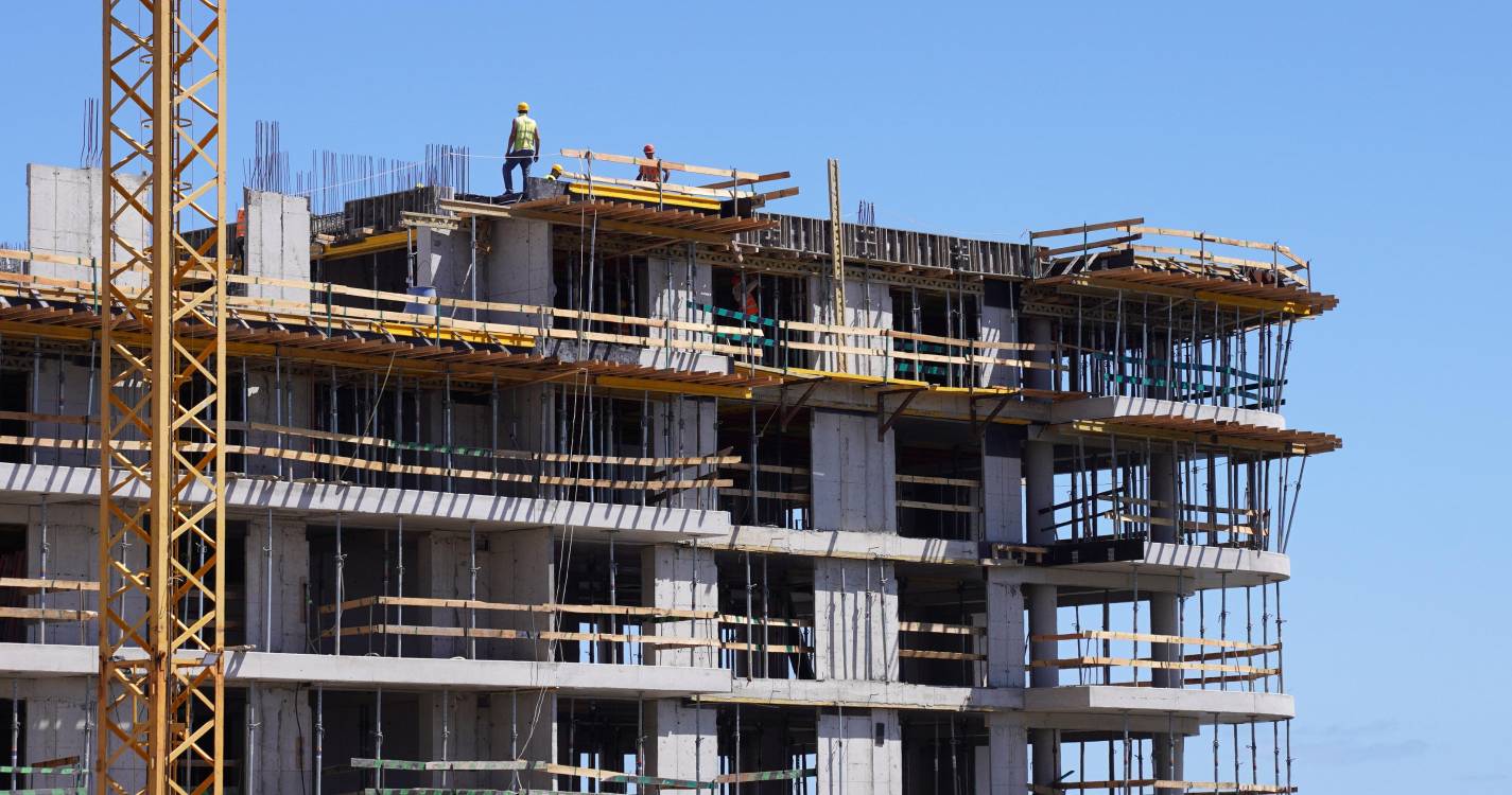 Produção na construção cresce 2,2% em fevereiro