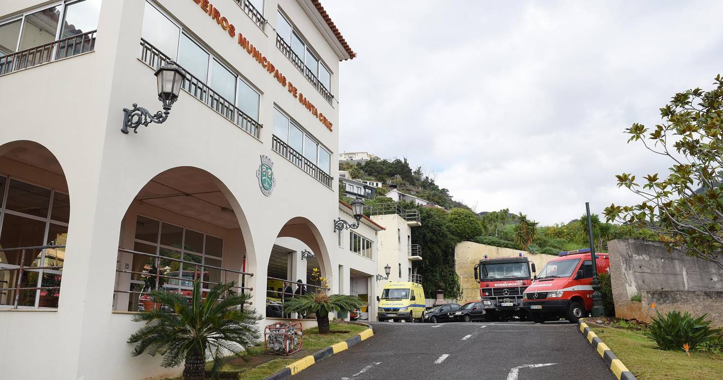 Incêndio em anexo de residência no Caniço de Baixo faz sair 11 elementos de Santa Cruz