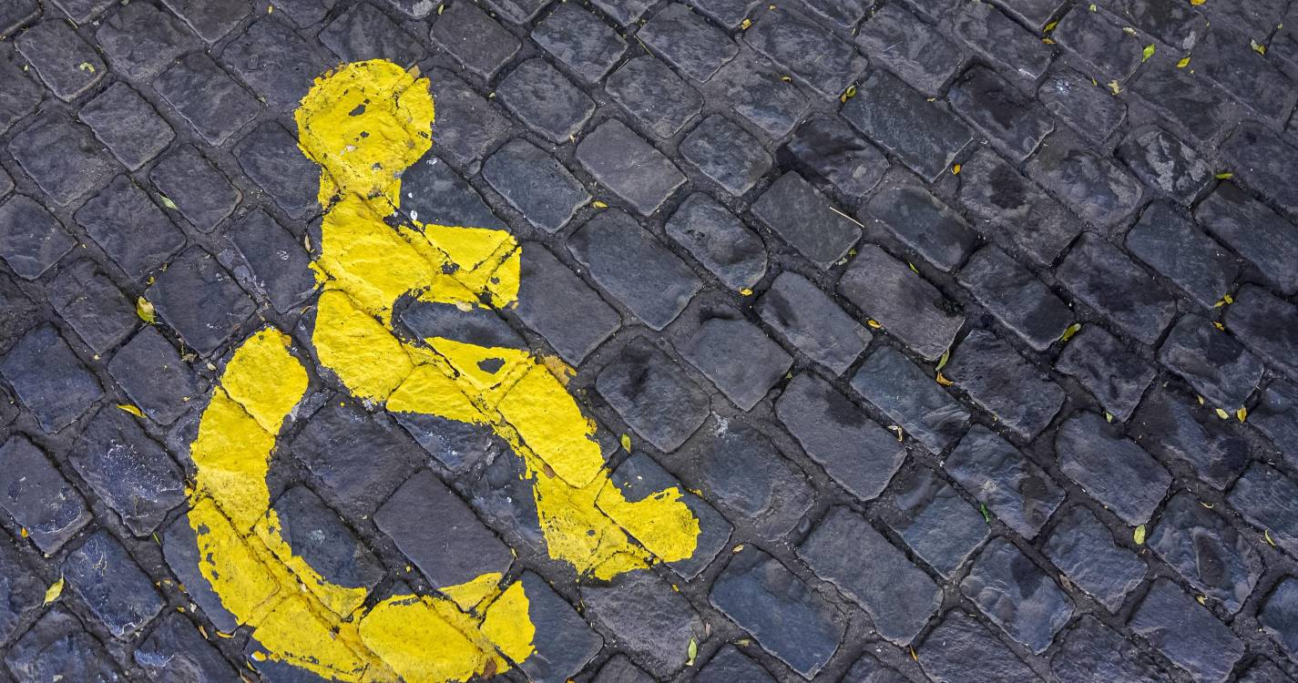 Associação pede reserva de estacionamentos nos arraiais para pessoas com mobilidade reduzida