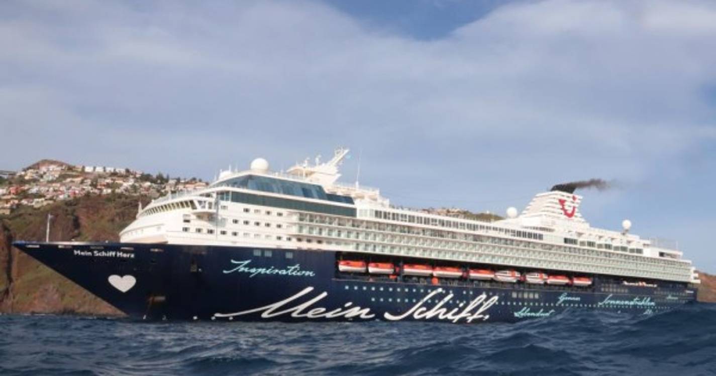 Veja de perto os navios que abrilhantam a baía do Funchal