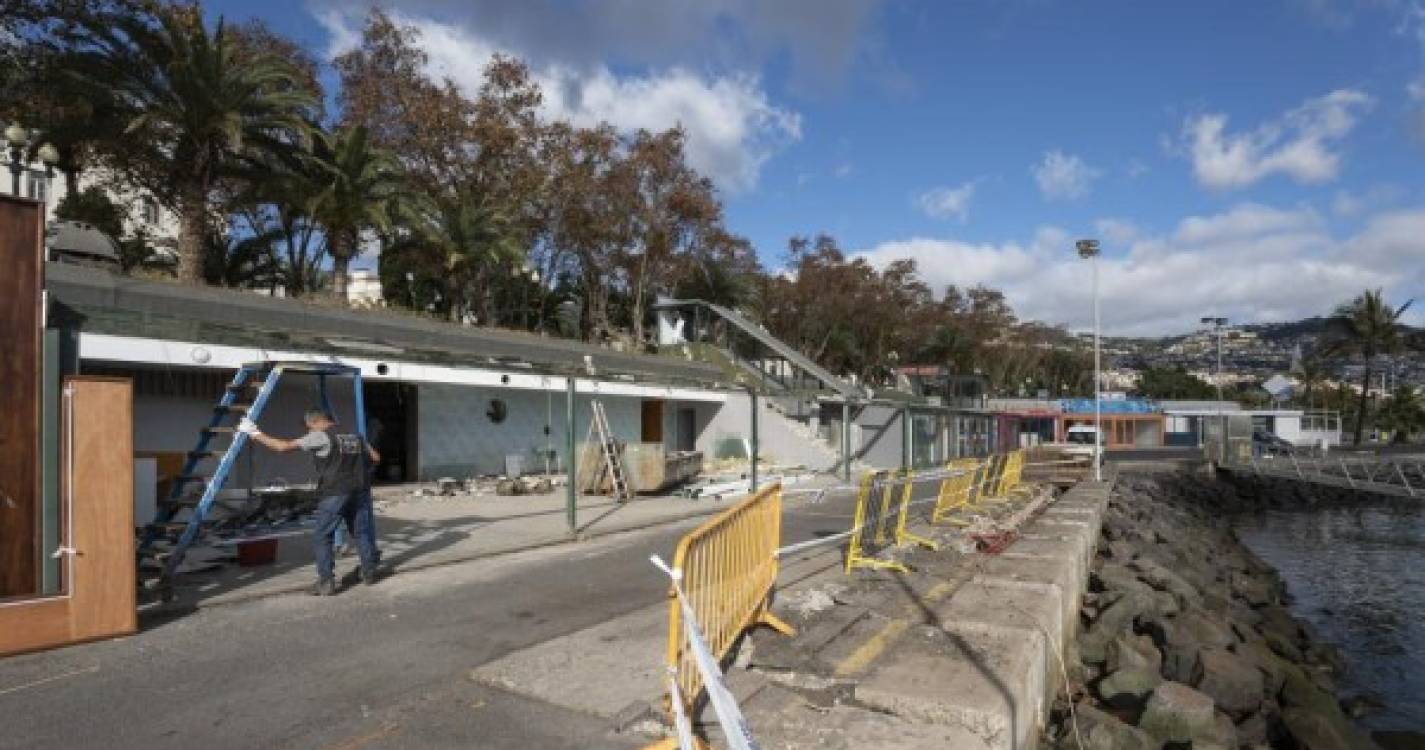 Veja como está a decorrer a demolição das estruturas da Marina do Funchal (com fotos)