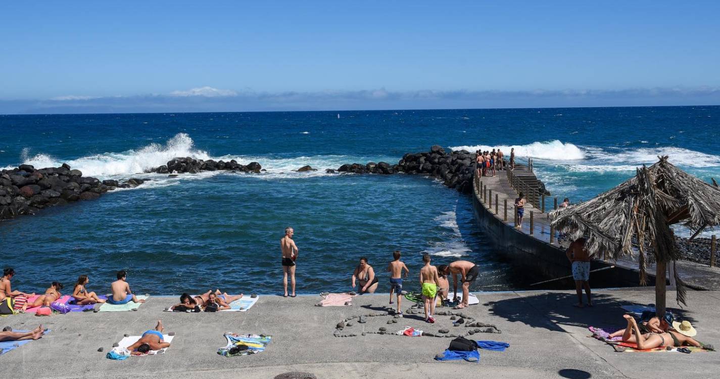 Banhistas aventuram-se no mar dos Reis Magos em dia de bandeira vermelha (com vídeo)