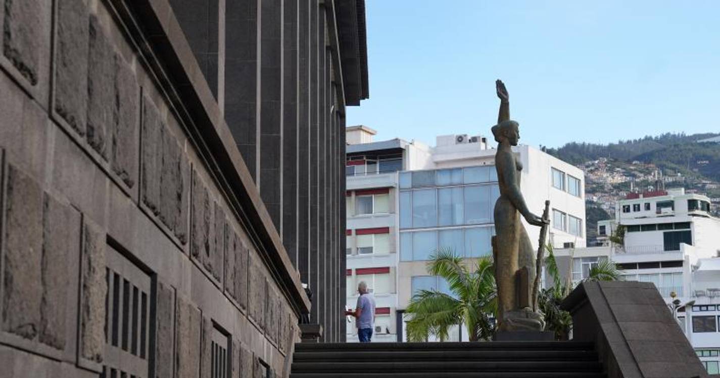 Advogado acusado de desviar mais de meio milhão de euros condenado a cinco anos com pena suspensa