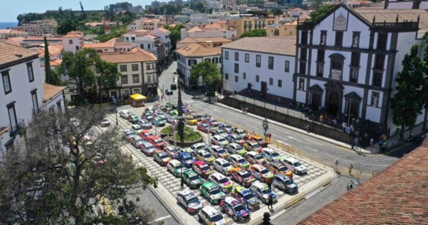 Fica assim a Praça do Município cheia de carros do Rali