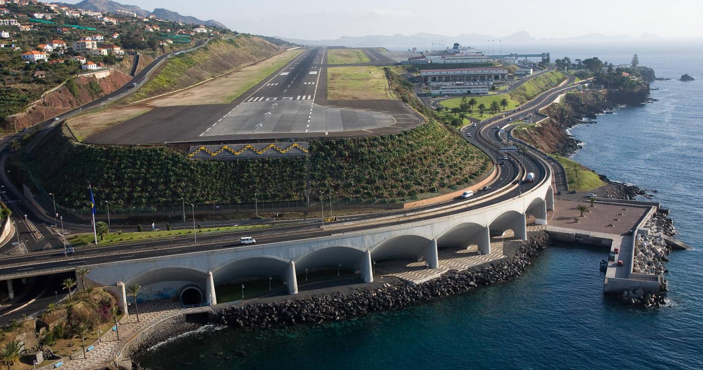 Passageiro sente-se mal, avião retido na pista