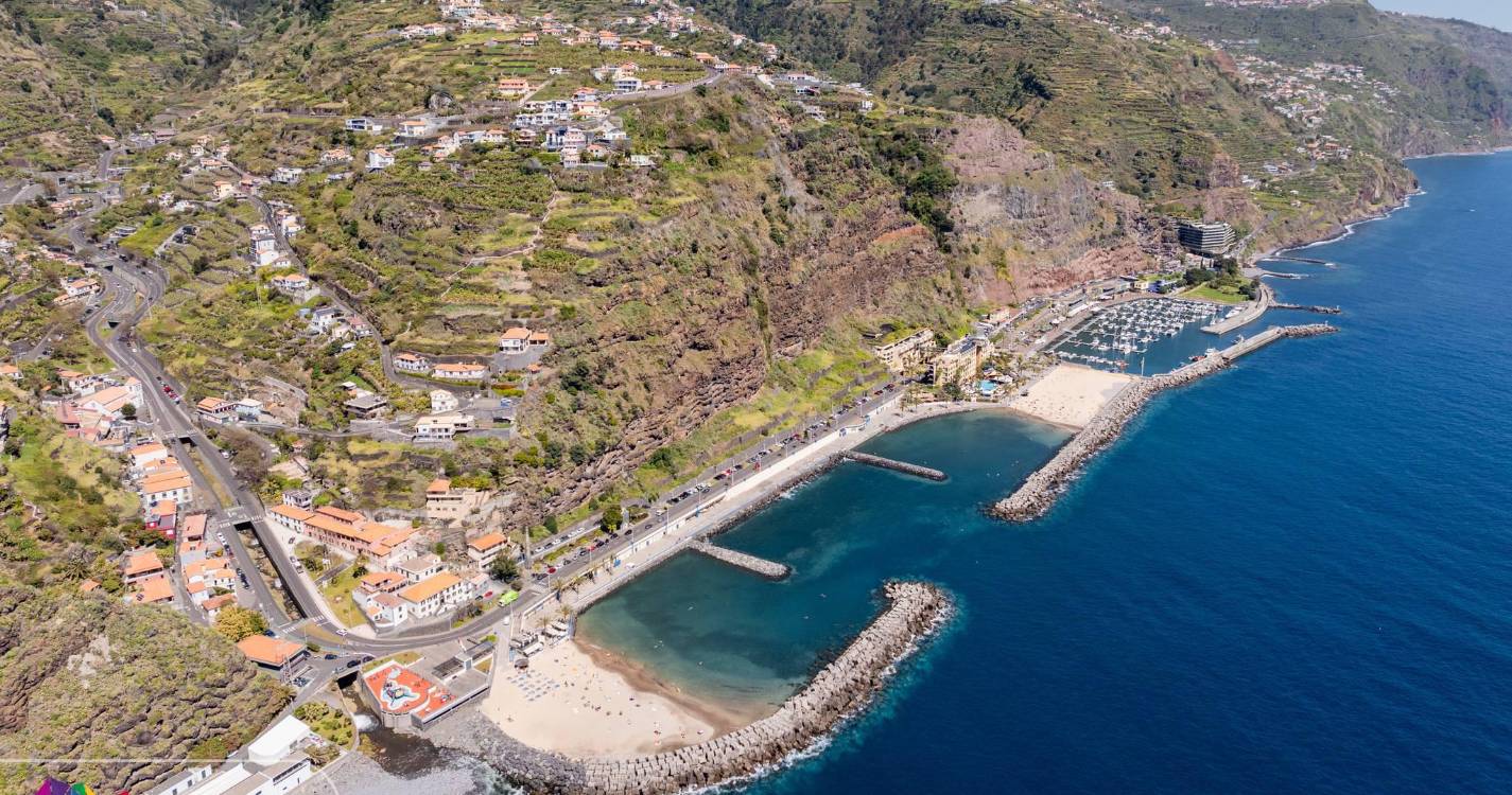 Calheta recebe bandeiras Azul e de Qualidade de Ouro no arranque oficial da época balnear