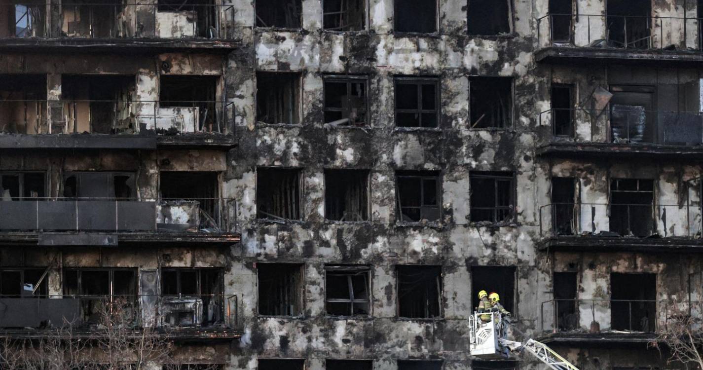 Autoridades admitem 15 desaparecidos no fogo de Valência que fez quatro mortos