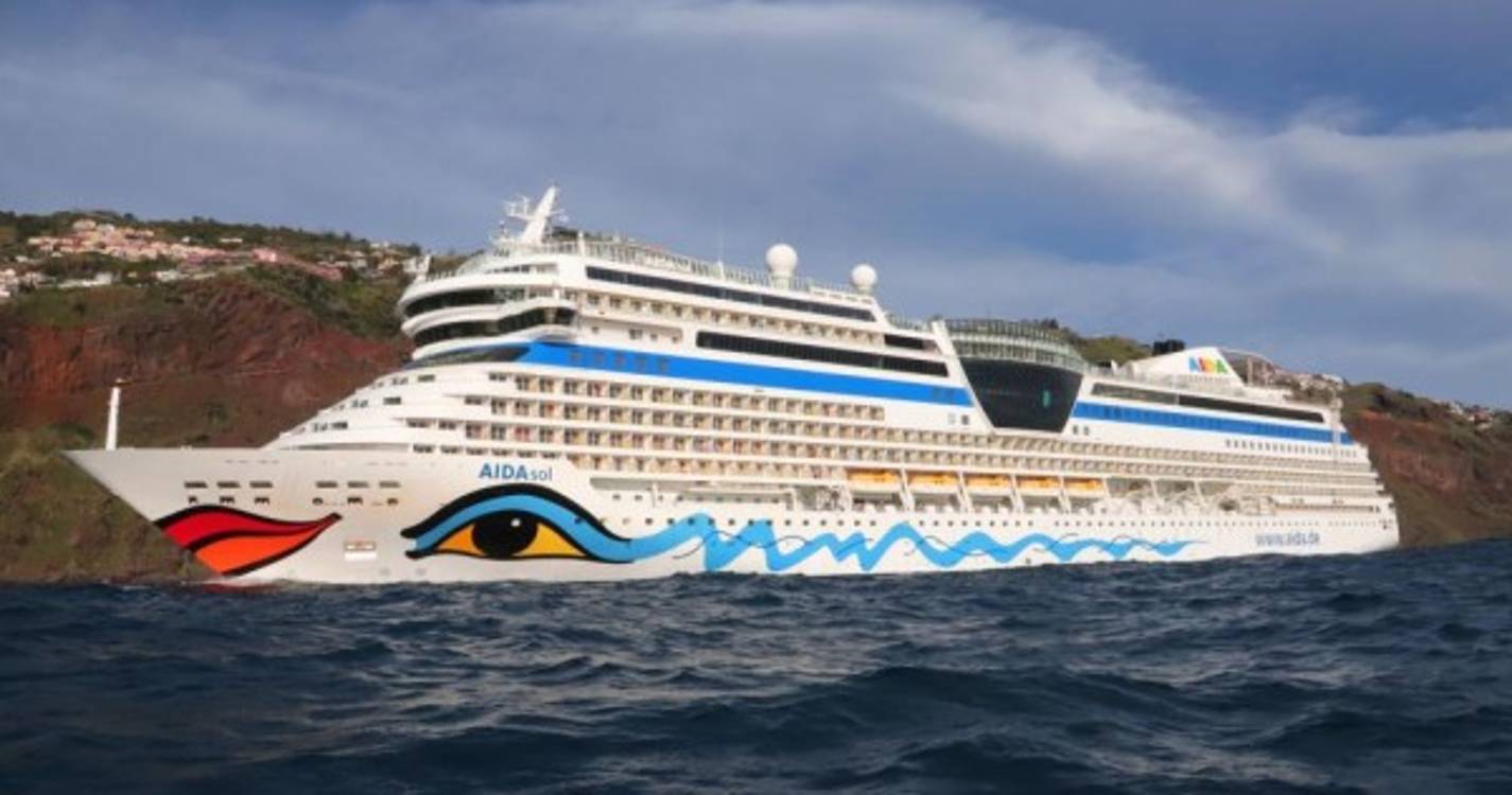 Veja de perto os navios que abrilhantam a baía do Funchal