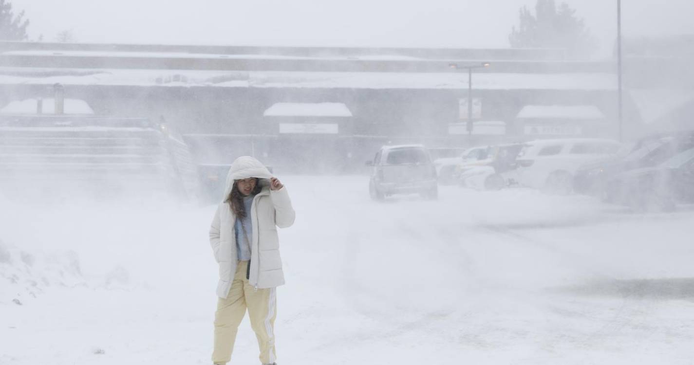 Tempestade de vento e neve fecha autoestrada e corta eletricidade nos EUA