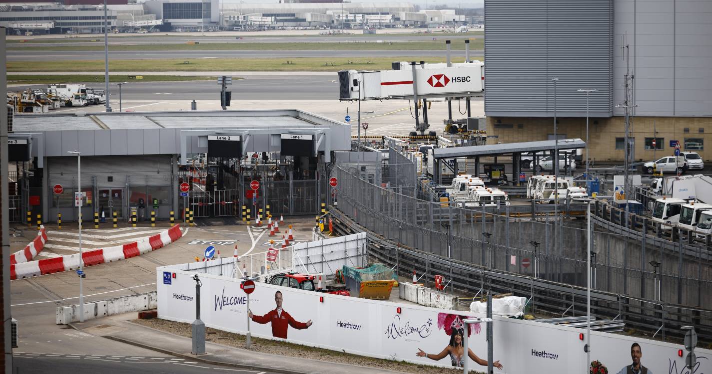 Aeroporto de Gatwick está a receber voos desviados após incêndio em Heathrow