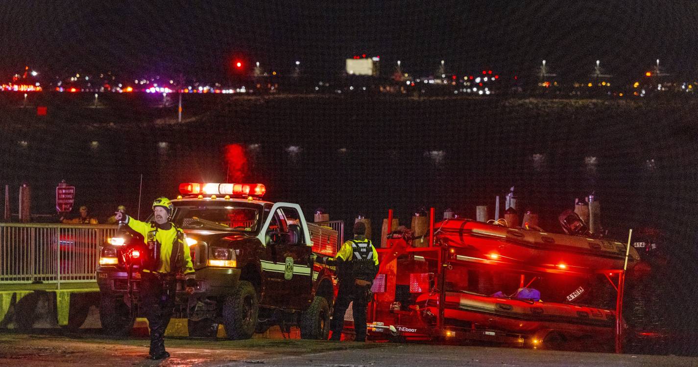 Avião e helicóptero que colidiram na capital dos EUA tinham 67 pessoas a bordo