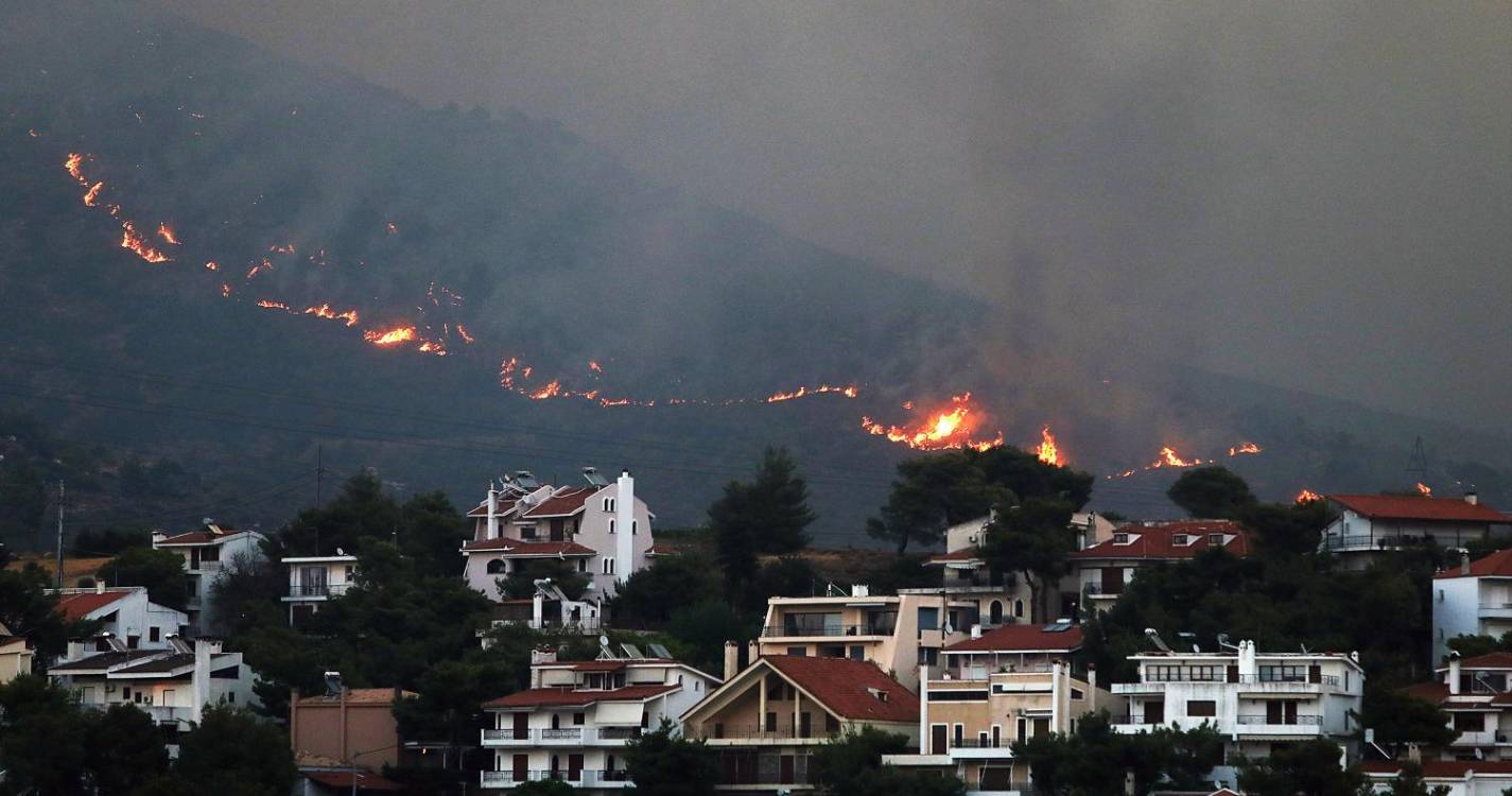 Incêndio leva à evacuação de mais cinco comunidades nos arredores de Atenas (com fotos)