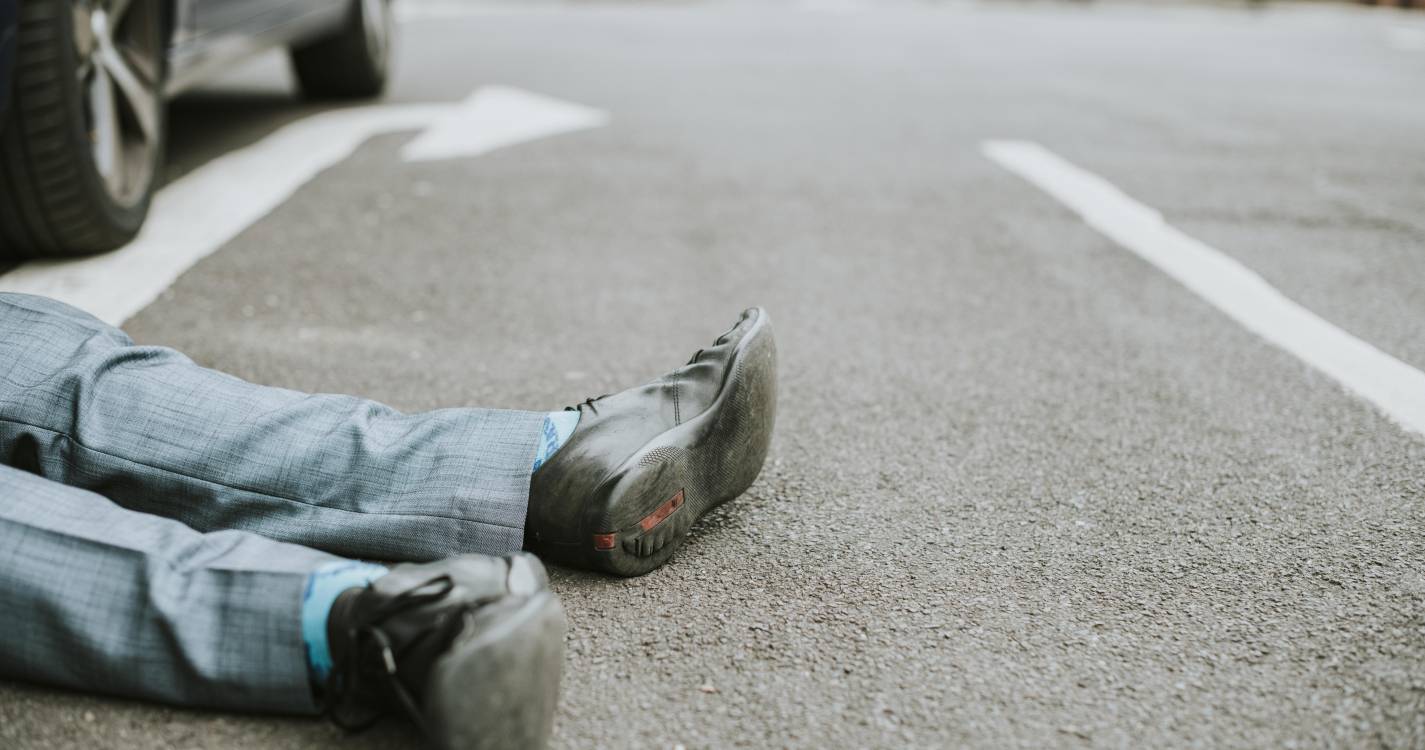 Motociclista ferido em colisão no Caminho do Comboio