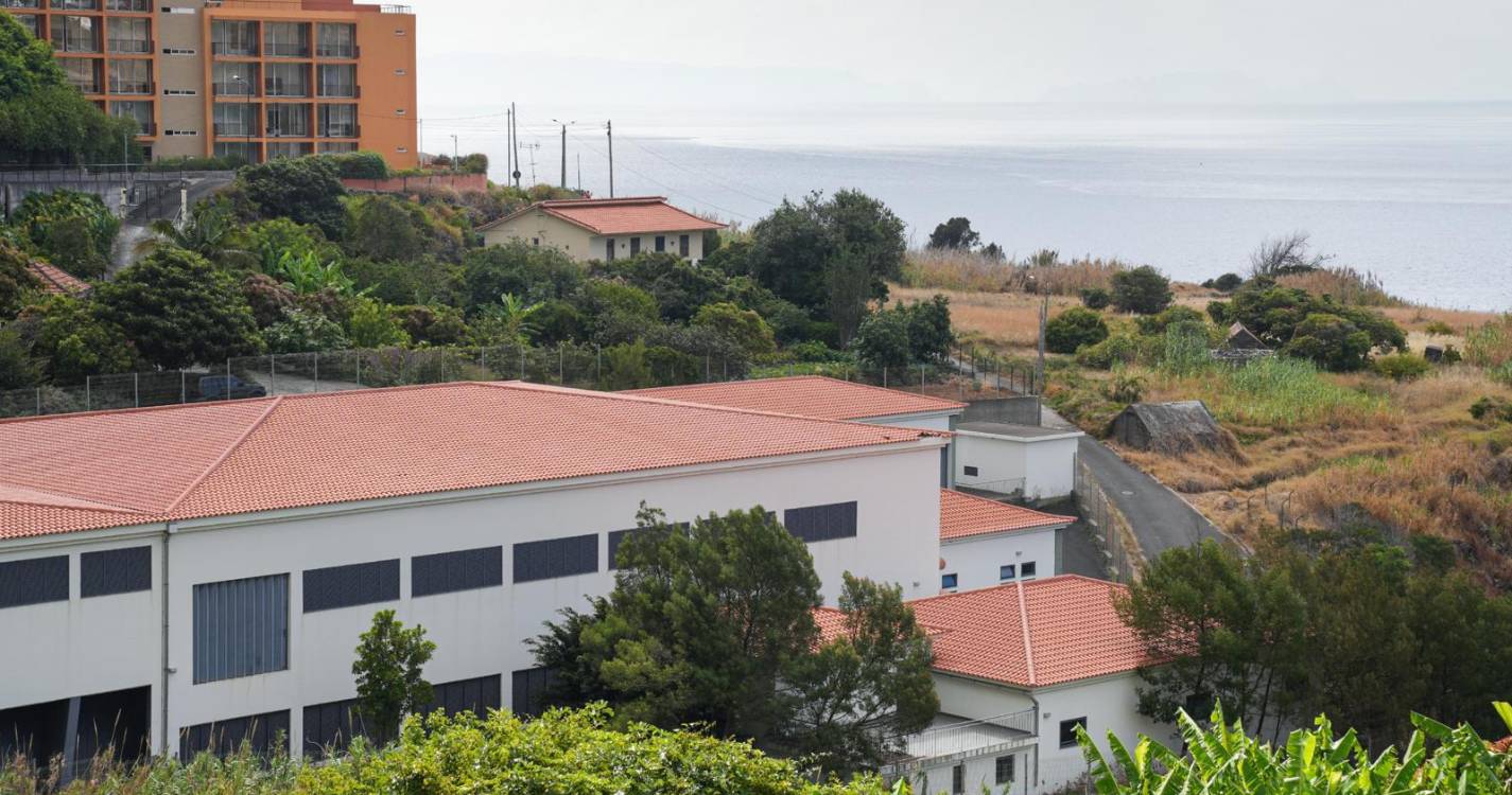 Decorrem trabalhos de desobstrução do emissário de águas residuais na Atalaia