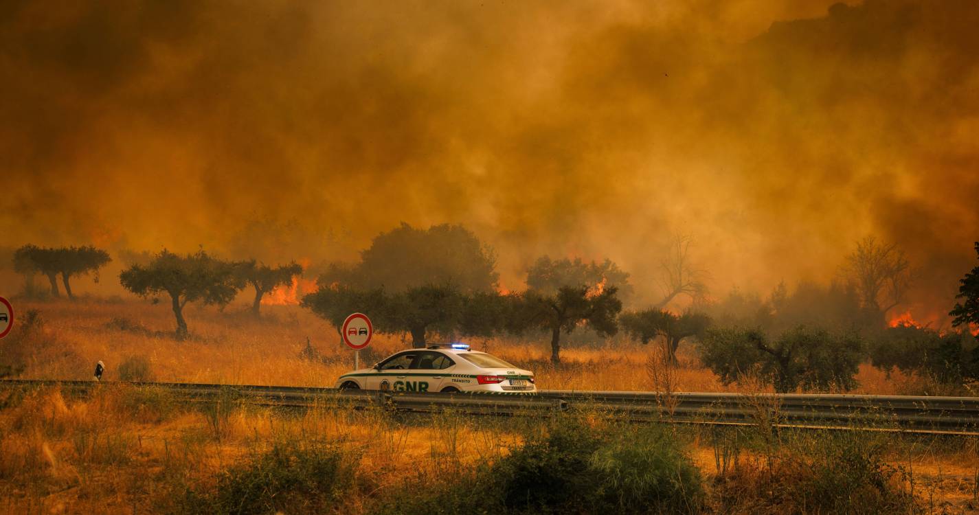 Incêndios: Veículo dos bombeiros capota em Penedono e provoca quatro feridos ligeiros