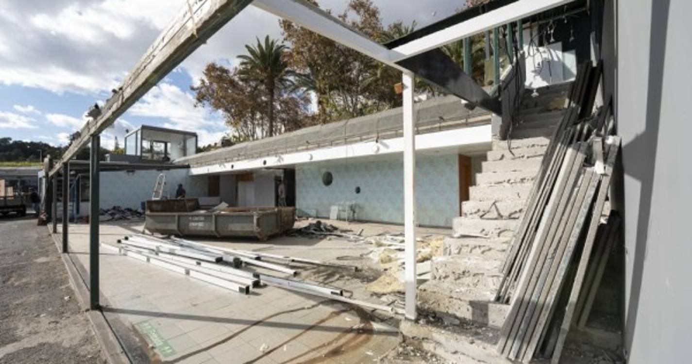 Veja como está a decorrer a demolição das estruturas da Marina do Funchal (com fotos)