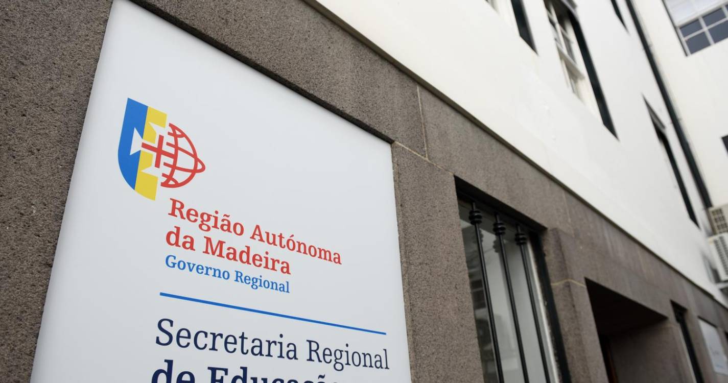 Professores promovem “Feira dos Precários”