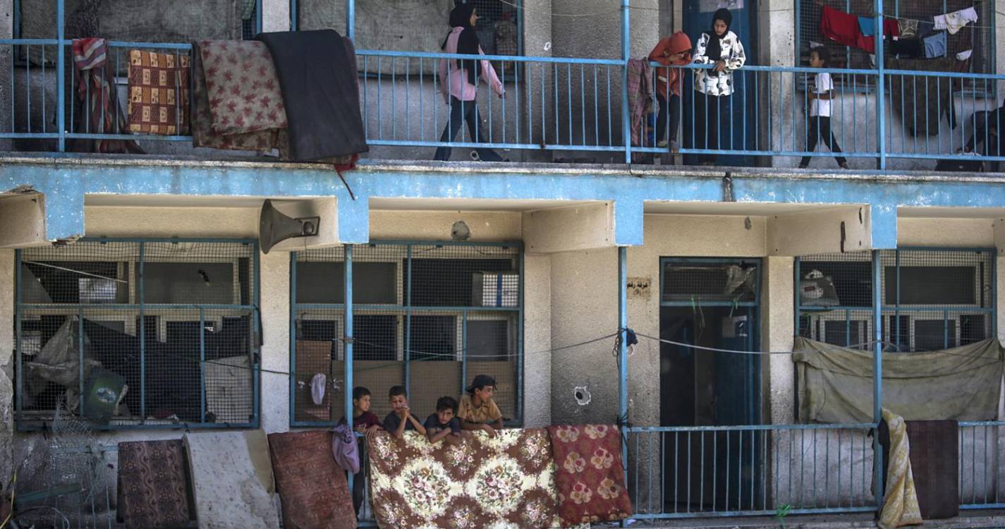 Bombardeamentos israelitas no centro de Gaza provoca pelo menos 40 mortos