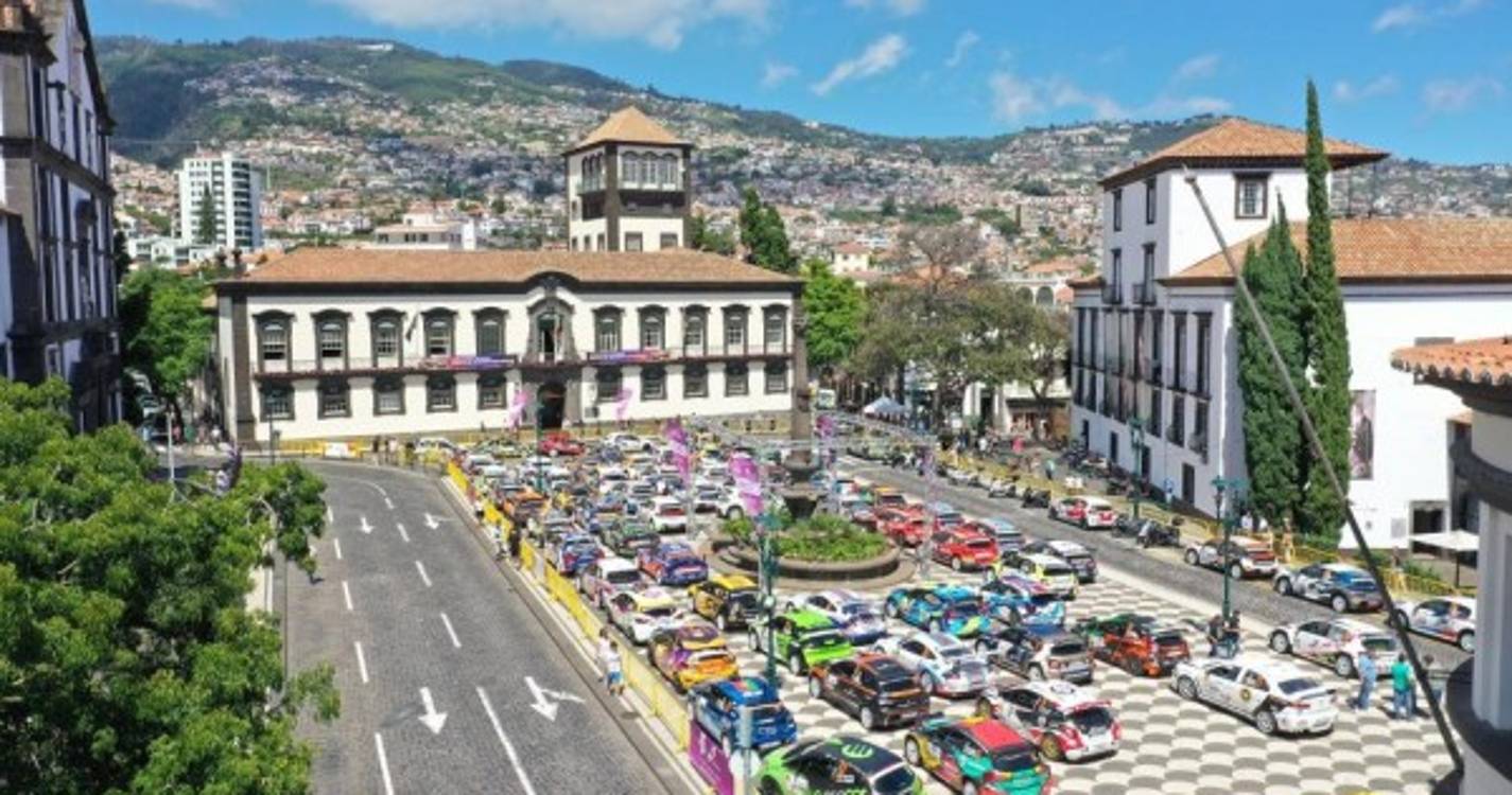 Fica assim a Praça do Município cheia de carros do Rali