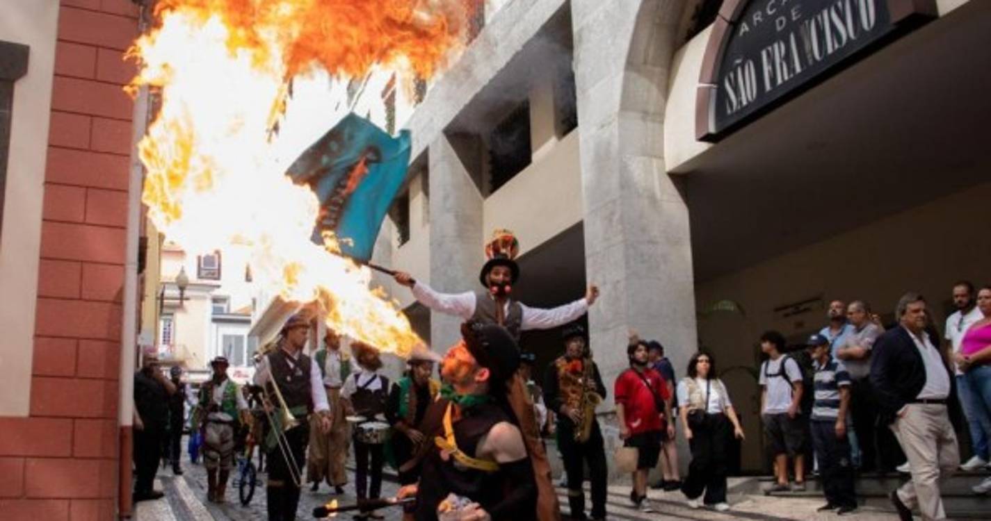 'Cortejo Bonecos Inconstantes' enche as ruas do Funchal de euforia (com fotos e vídeo)