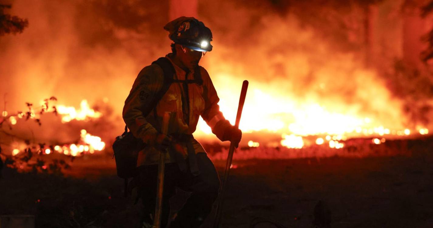 Incêndios na Califórnia estão mais controlados, mas continuam evacuações