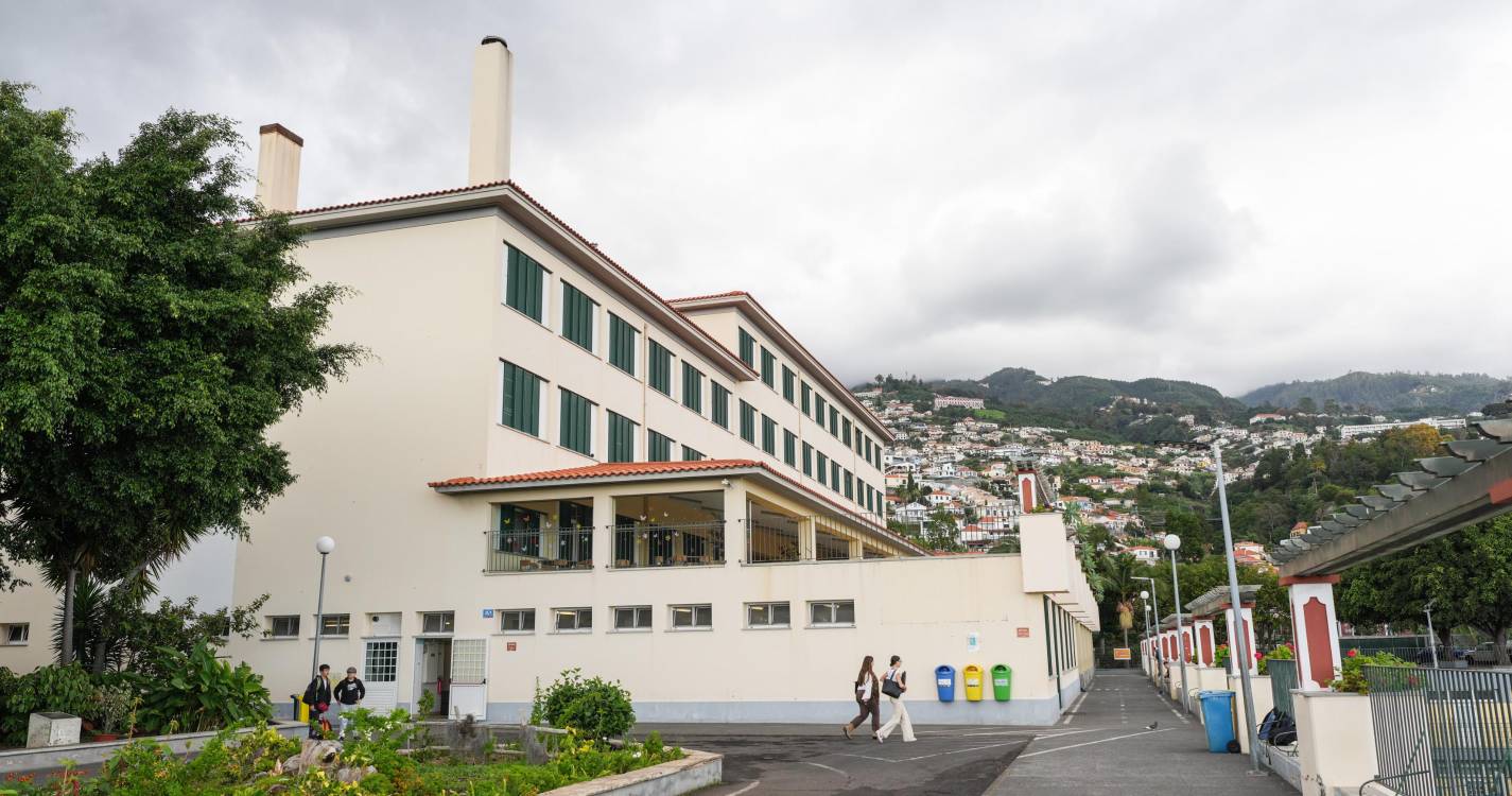 Greve dos docentes registou adesões “muito significativas” e fecho de duas escolas