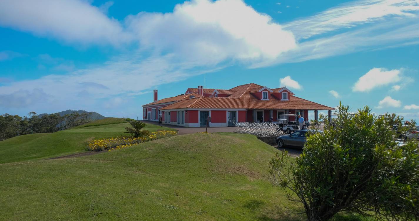 Santo da Serra no centro do golfe juvenil internacional