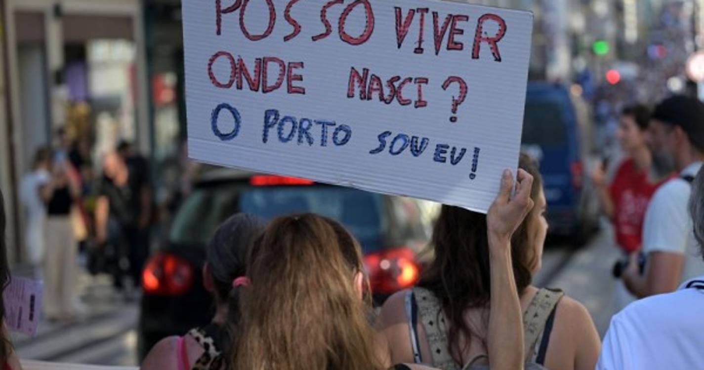 Habitação: Pelo menos oito mil manifestantes preenchem rua de Santa Catarina no Porto (com fotos)