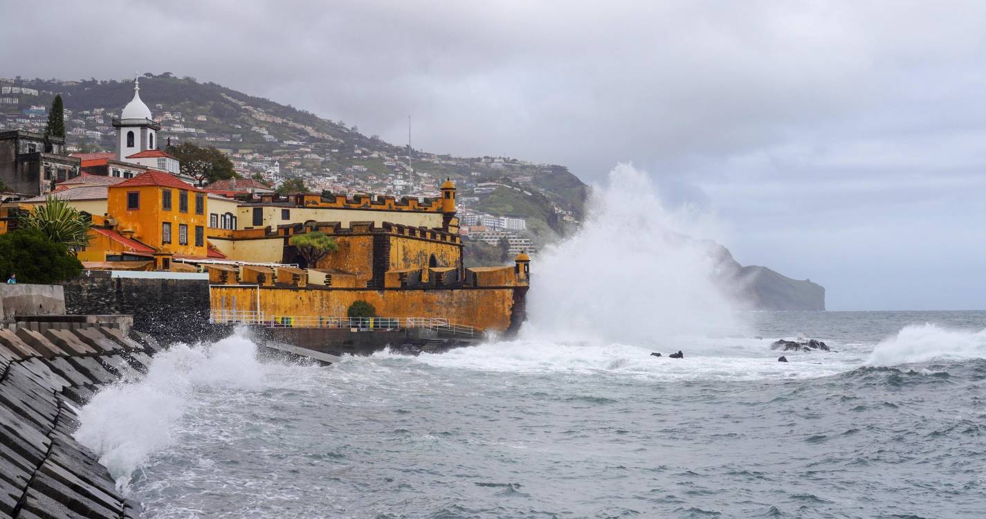 Marinha e Autoridade Marítima lançam apelos face à previsão de ondas de 12 metros