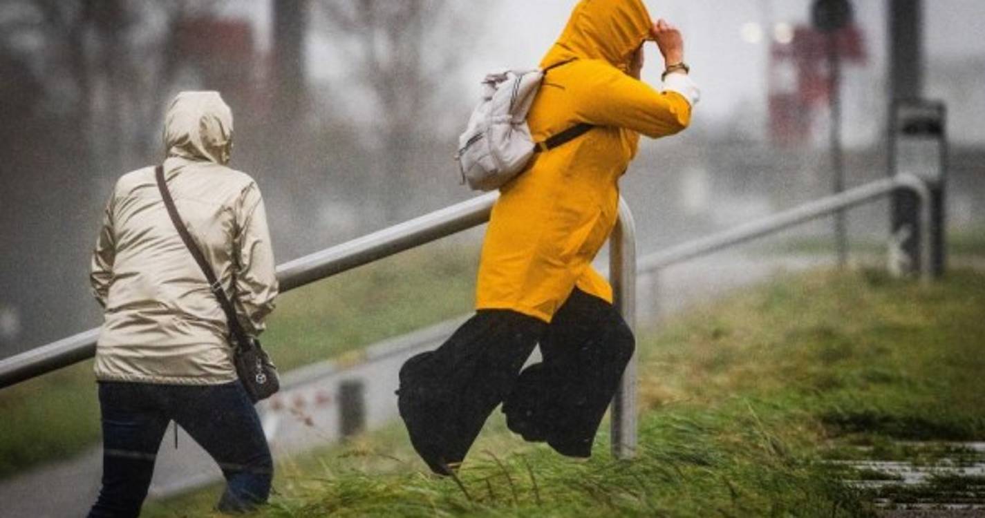 Tempestade Ciarán deverá ter originado os ventos mais fortes registados em décadas (com fotos)