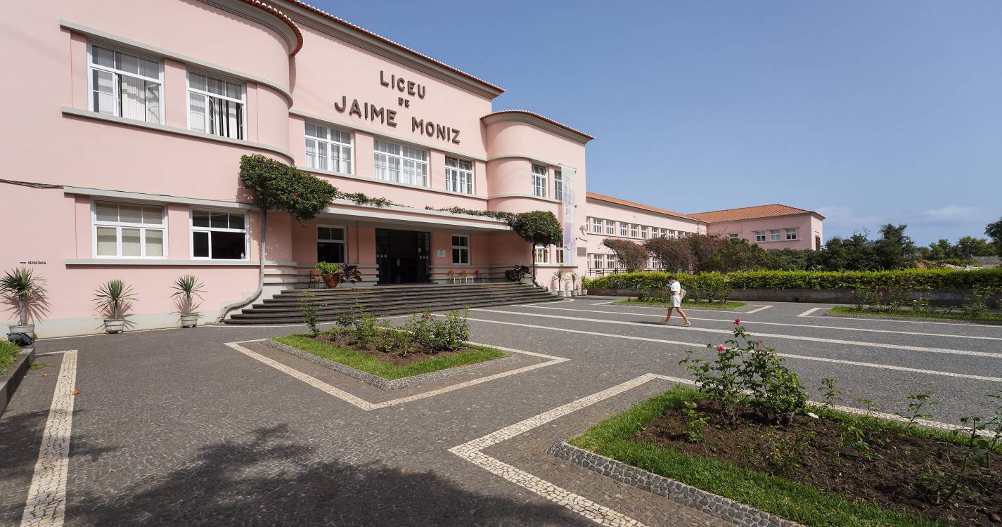 Acidente escolar no Liceu deixa jovem ferida