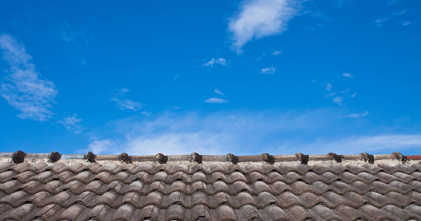 Homem de 73 anos morreu ao cair de telhado que reparava