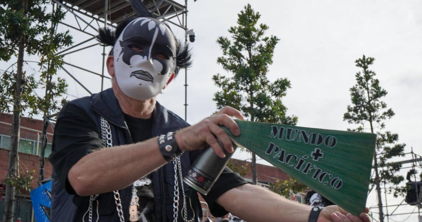 Cortejo Trapalhão traz à avenida dezenas de figuras e referências