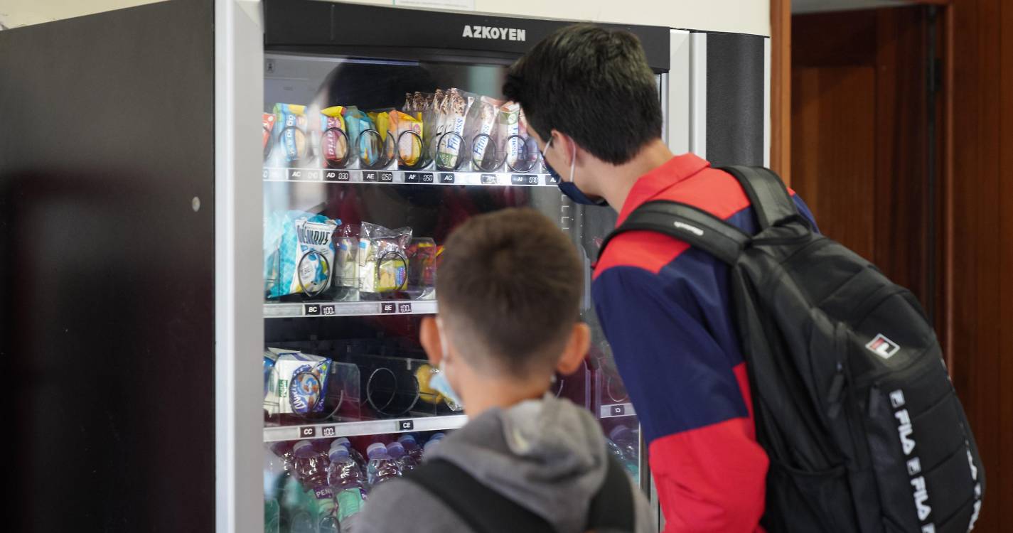 Bebidas quentes das máquinas automáticas estão fora do ‘IVA da restauração’