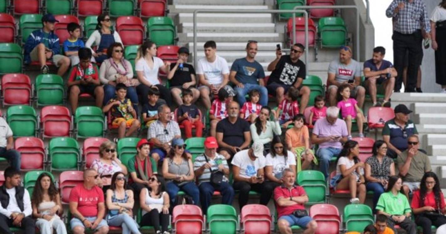 Veja quem está a assistir ao Marítimo-Guimarães (com fotos)