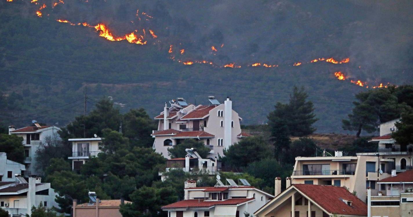 Incêndio leva à evacuação de mais cinco comunidades nos arredores de Atenas (com fotos)