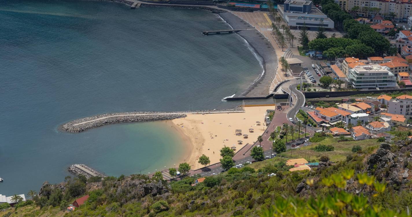 Praia de Machico interdita a banhos por contaminação da água