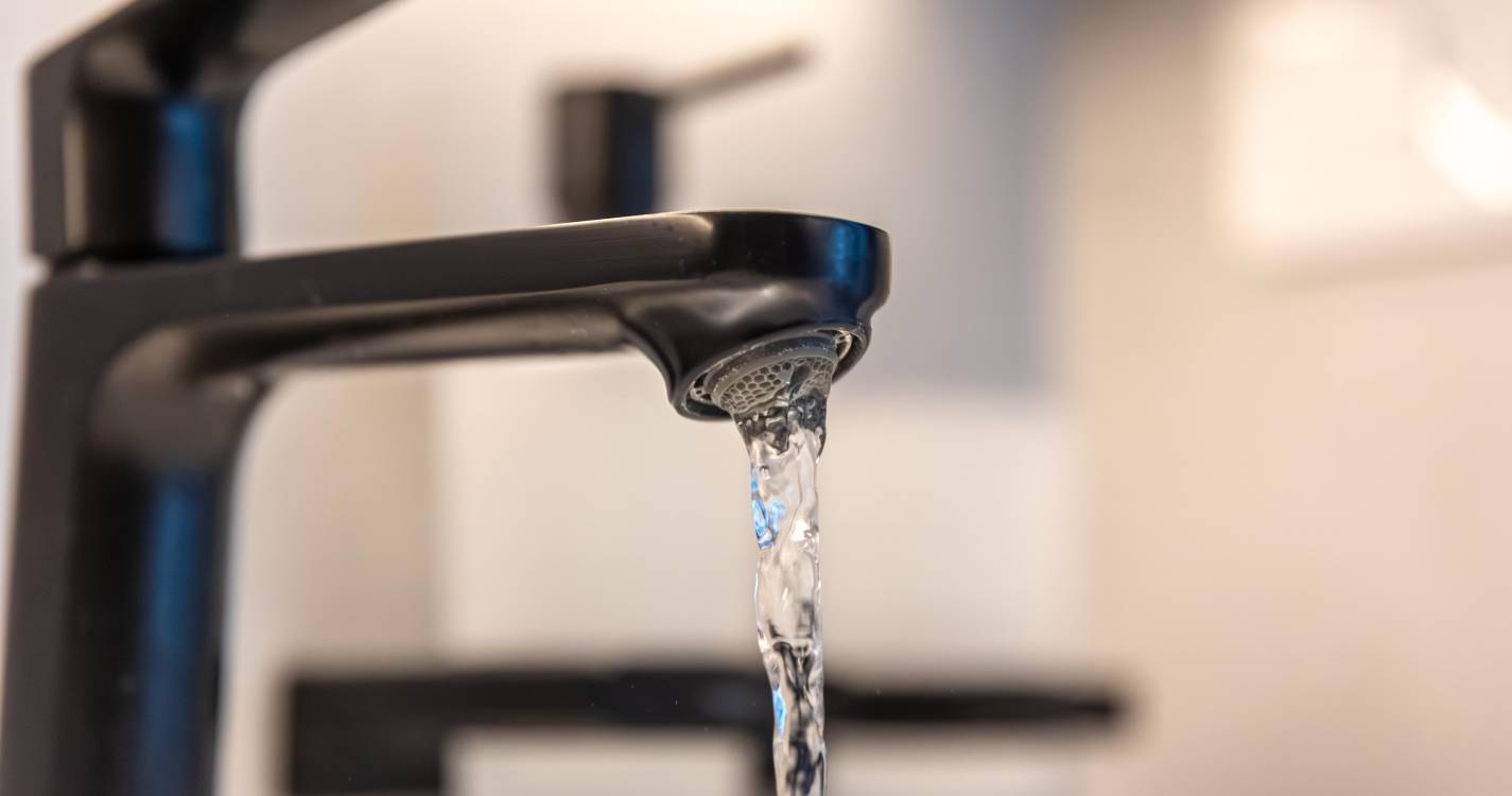 Moradores da zona da Ajuda queixam-se de “gosto a desinfetante” da água potável