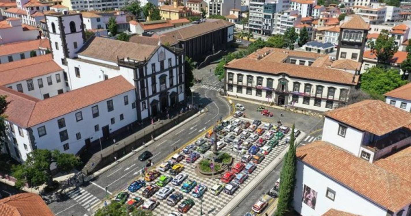Fica assim a Praça do Município cheia de carros do Rali